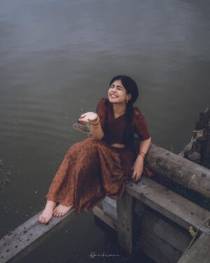 Nayana Elza Instagram - നില ✨
.
.

Photography: @_harikumar._ @haaary._ 
Stylist @merlin_lizbet 
Bts : @thekochimachan 
Photography assist : @__naim.___ @_fahadh_x_
Costume @sahasraksh_designstudio 
.
.
.
.
.
.
.
.
.
#rainyday #dhawani #monsoon #kerala #green #godsowncountry #tamilponnu #nayanaelza #moment