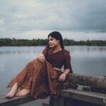 Nayana Elza Instagram - നില ✨ . . Photography: @_harikumar._ @haaary._ Stylist @merlin_lizbet Bts : @thekochimachan Photography assist : @__naim.___ @_fahadh_x_ Costume @sahasraksh_designstudio . . . . . . . . . #rainyday #dhawani #monsoon #kerala #green #godsowncountry #tamilponnu #nayanaelza #moment