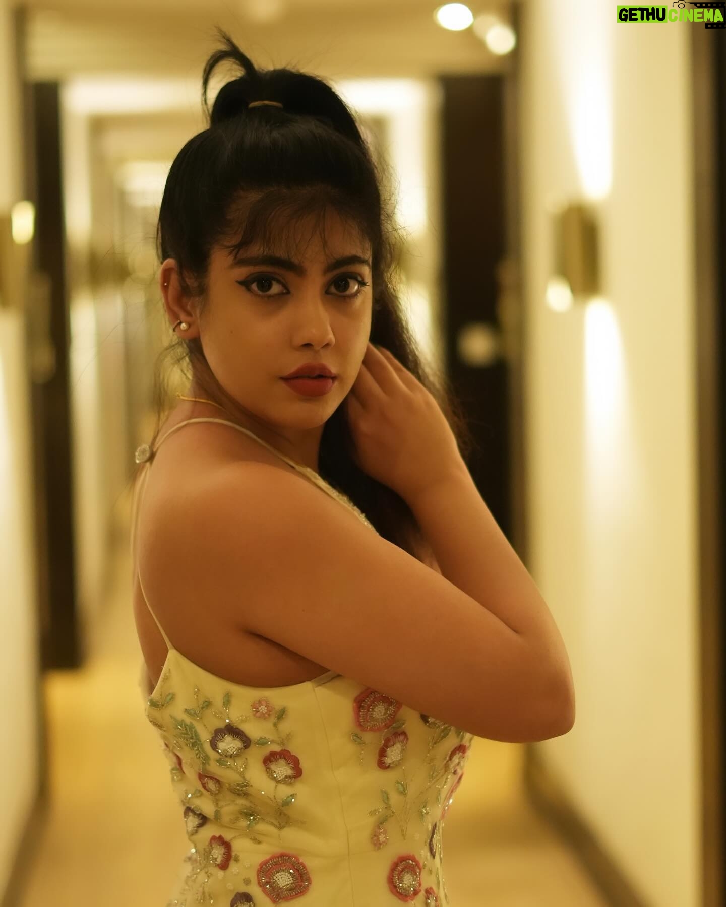 Nayana Elza Instagram - 🙌 . . Outfit @thunnal Styling @merlin_lizbet . . . . . . . . . . #awards #southindian #cinema #nayanaelza #selfie #ootd #fashion #style #fringes #white #glitters