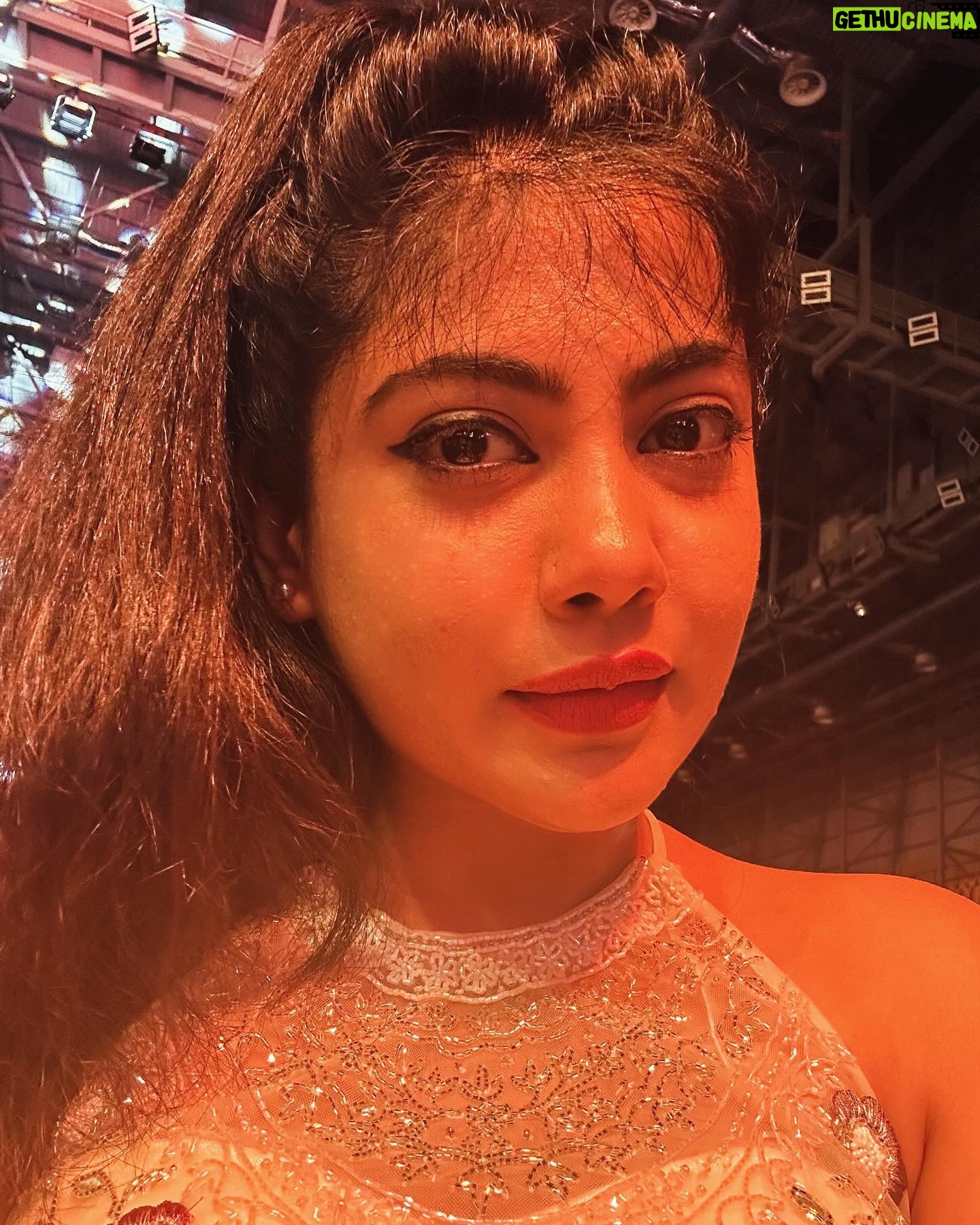 Nayana Elza Instagram - 🙌 . . Outfit @thunnal Styling @merlin_lizbet . . . . . . . . . . #awards #southindian #cinema #nayanaelza #selfie #ootd #fashion #style #fringes #white #glitters