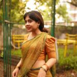 Nayana Elza Instagram - ഭദ്ര…. . . . 📸 @portraits_by_shone Dhawani @byhand.in . . . . . . . . . . #dhawani #tamil #vintage #photoshoot #musturdyellow #instafashion