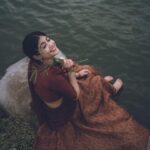 Nayana Elza Instagram - നില ✨ . . Photography: @_harikumar._ @haaary._ Stylist @merlin_lizbet Bts : @thekochimachan Photography assist : @__naim.___ @_fahadh_x_ Costume @sahasraksh_designstudio . . . . . . . . #dhawani #shoot #kerala #tamilponnu #naturephotography #nayanaelza #green #water #moment
