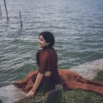Nayana Elza Instagram - നില ✨ . . Photography: @_harikumar._ @haaary._ Stylist @merlin_lizbet Bts : @thekochimachan Photography assist : @__naim.___ @_fahadh_x_ Costume @sahasraksh_designstudio . . . . . . . . #dhawani #shoot #kerala #tamilponnu #naturephotography #nayanaelza #green #water #moment