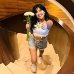 Nayana Elza Instagram - Blooming elegance in every petal 🤍 . . . . . . . . . #whiteroses #whitecroptop #fashion #casualstyle #denim #smile
