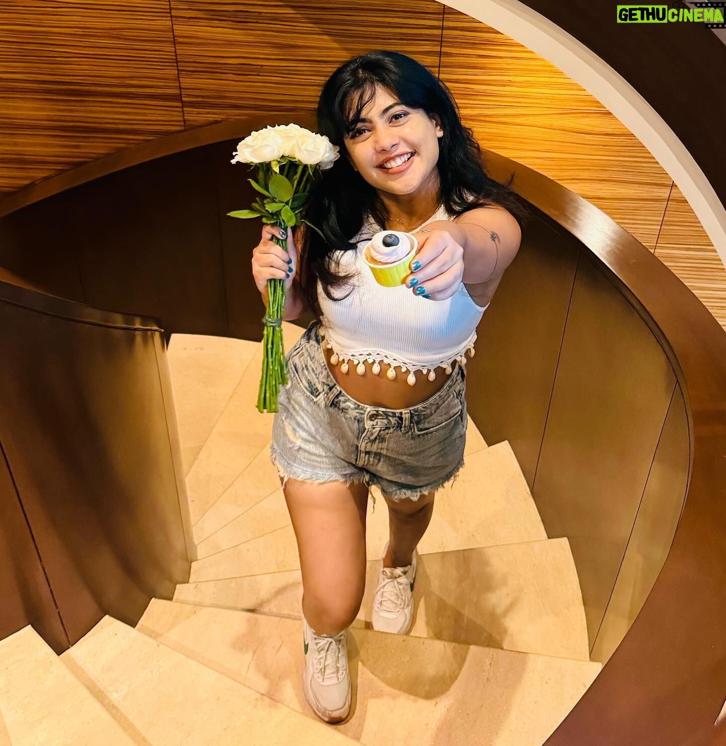 Nayana Elza Instagram - Blooming elegance in every petal 🤍 . . . . . . . . . #whiteroses #whitecroptop #fashion #casualstyle #denim #smile