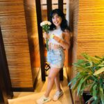 Nayana Elza Instagram - Blooming elegance in every petal 🤍 . . . . . . . . . #whiteroses #whitecroptop #fashion #casualstyle #denim #smile