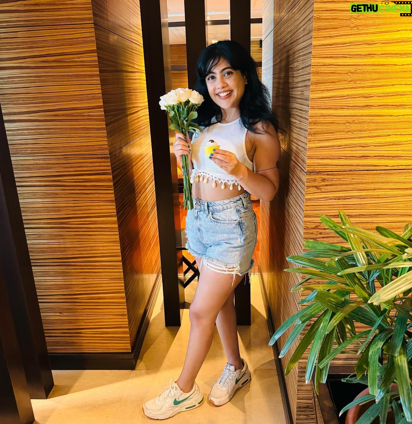 Nayana Elza Instagram - Blooming elegance in every petal 🤍 . . . . . . . . . #whiteroses #whitecroptop #fashion #casualstyle #denim #smile