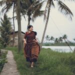 Nayana Elza Instagram - നില ✨ . . Photography: @_harikumar._ @haaary._ Stylist @merlin_lizbet Bts : @thekochimachan Photography assist : @__naim.___ @_fahadh_x_ Costume @sahasraksh_designstudio . . . . . . . . . . #naturephotography #green #kerala #dhawani #nayanaelza #moments #tamilponnu #shooting