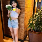 Nayana Elza Instagram - Blooming elegance in every petal 🤍 . . . . . . . . . #whiteroses #whitecroptop #fashion #casualstyle #denim #smile