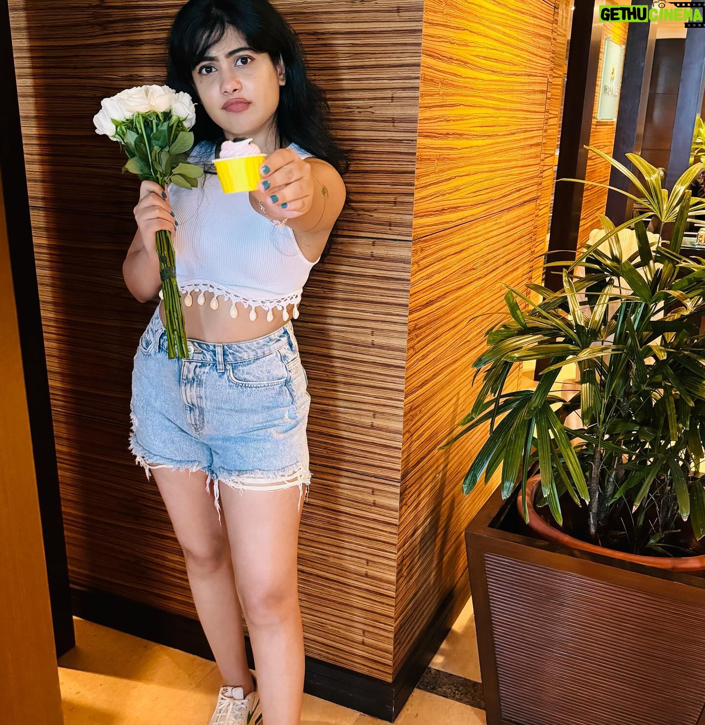 Nayana Elza Instagram - Blooming elegance in every petal 🤍 . . . . . . . . . #whiteroses #whitecroptop #fashion #casualstyle #denim #smile