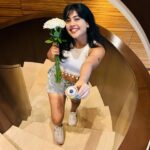 Nayana Elza Instagram - Blooming elegance in every petal 🤍 . . . . . . . . . #whiteroses #whitecroptop #fashion #casualstyle #denim #smile