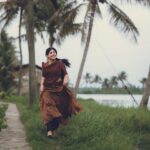 Nayana Elza Instagram - നില ✨ . . Photography: @_harikumar._ @haaary._ Stylist @merlin_lizbet Bts : @thekochimachan Photography assist : @__naim.___ @_fahadh_x_ Costume @sahasraksh_designstudio . . . . . . . . . . #naturephotography #green #kerala #dhawani #nayanaelza #moments #tamilponnu #shooting