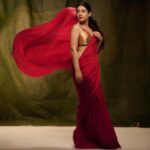 Nayana Elza Instagram - Live a life you will remember 🌹 . . 📸 @jibinartist @plan.b.actions Saree @larobedesignerboutique Styling @merlin_lizbet MUA @ajayanmakeupartist @sibin_hair_stylist . . . . . . . . . . #styleinspiration #ootd #fashionstyle #fashiongram #redsaree #nayanaelza #makeuplook #stylishlook