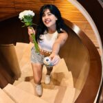 Nayana Elza Instagram - Blooming elegance in every petal 🤍 . . . . . . . . . #whiteroses #whitecroptop #fashion #casualstyle #denim #smile