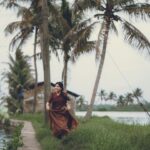 Nayana Elza Instagram - നില ✨ . . Photography: @_harikumar._ @haaary._ Stylist @merlin_lizbet Bts : @thekochimachan Photography assist : @__naim.___ @_fahadh_x_ Costume @sahasraksh_designstudio . . . . . . . . . . #naturephotography #green #kerala #dhawani #nayanaelza #moments #tamilponnu #shooting