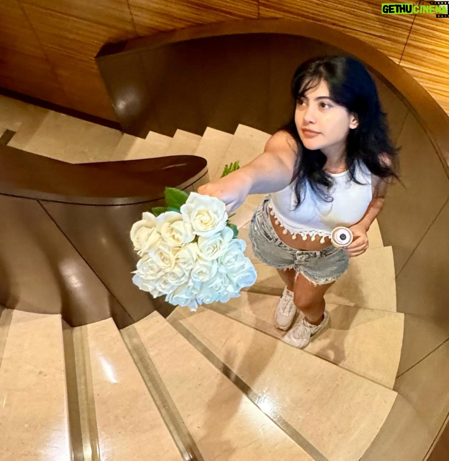 Nayana Elza Instagram - Blooming elegance in every petal 🤍 . . . . . . . . . #whiteroses #whitecroptop #fashion #casualstyle #denim #smile