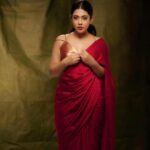 Nayana Elza Instagram - Live a life you will remember 🌹 . . 📸 @jibinartist @plan.b.actions Saree @larobedesignerboutique Styling @merlin_lizbet MUA @ajayanmakeupartist @sibin_hair_stylist . . . . . . . . . . #styleinspiration #ootd #fashionstyle #fashiongram #redsaree #nayanaelza #makeuplook #stylishlook