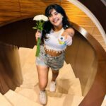 Nayana Elza Instagram - Blooming elegance in every petal 🤍 . . . . . . . . . #whiteroses #whitecroptop #fashion #casualstyle #denim #smile