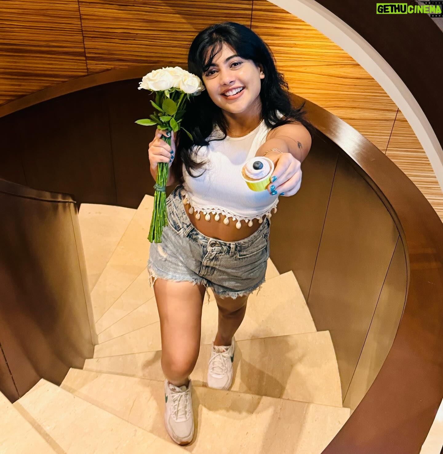 Nayana Elza Instagram - Blooming elegance in every petal 🤍 . . . . . . . . . #whiteroses #whitecroptop #fashion #casualstyle #denim #smile