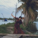 Nayana Elza Instagram - നില ✨ . . Photography: @_harikumar._ @haaary._ Stylist @merlin_lizbet Bts : @thekochimachan Photography assist : @__naim.___ @_fahadh_x_ Costume @sahasraksh_designstudio . . . . . . . . . . #naturephotography #green #kerala #dhawani #nayanaelza #moments #tamilponnu #shooting