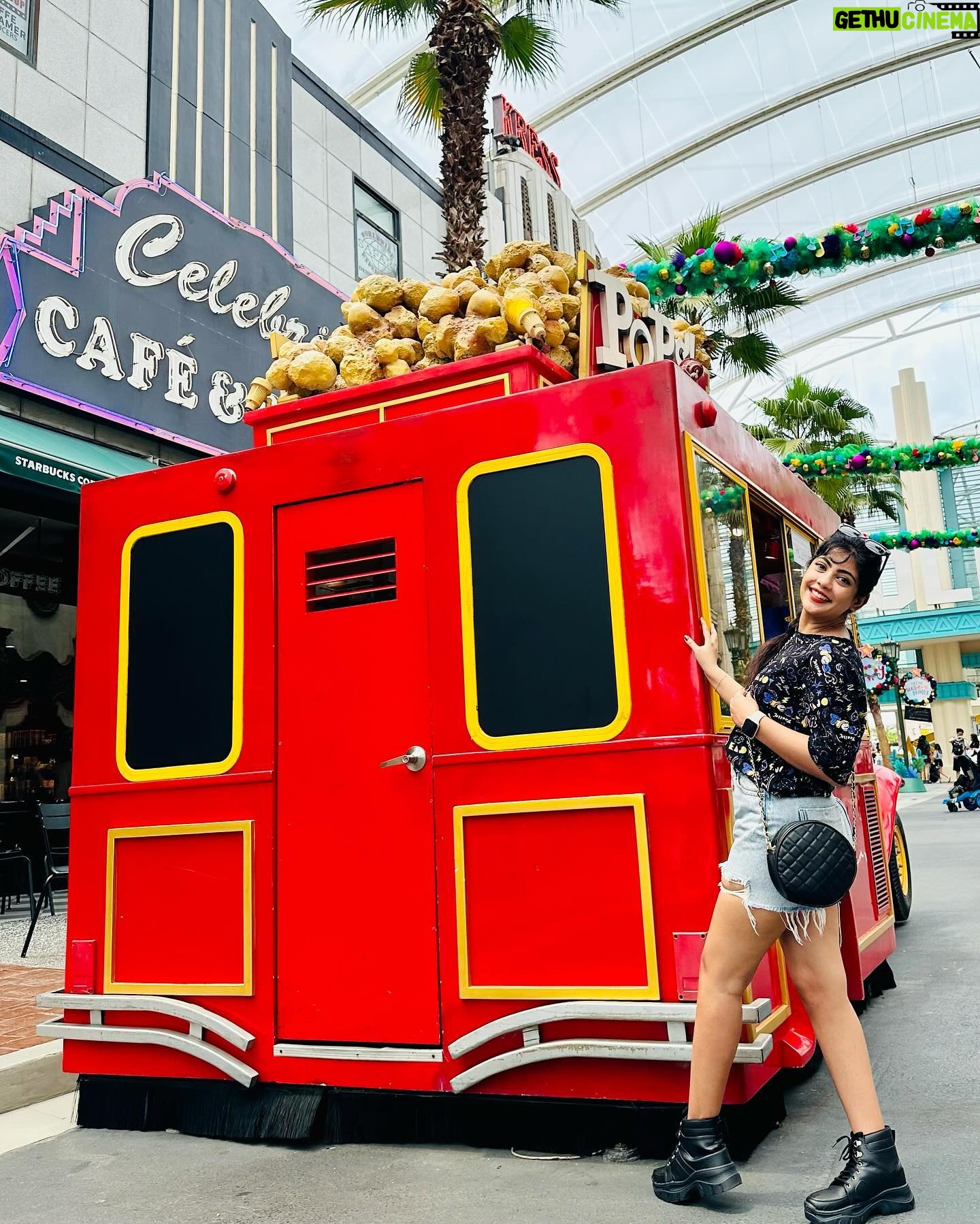 Nayana Elza Instagram - Days ❤️ . . . . . . . . . . . . . . . . . . . . . #singapore #universalstudios #travel #solotravel #singaporelife #travelphotography