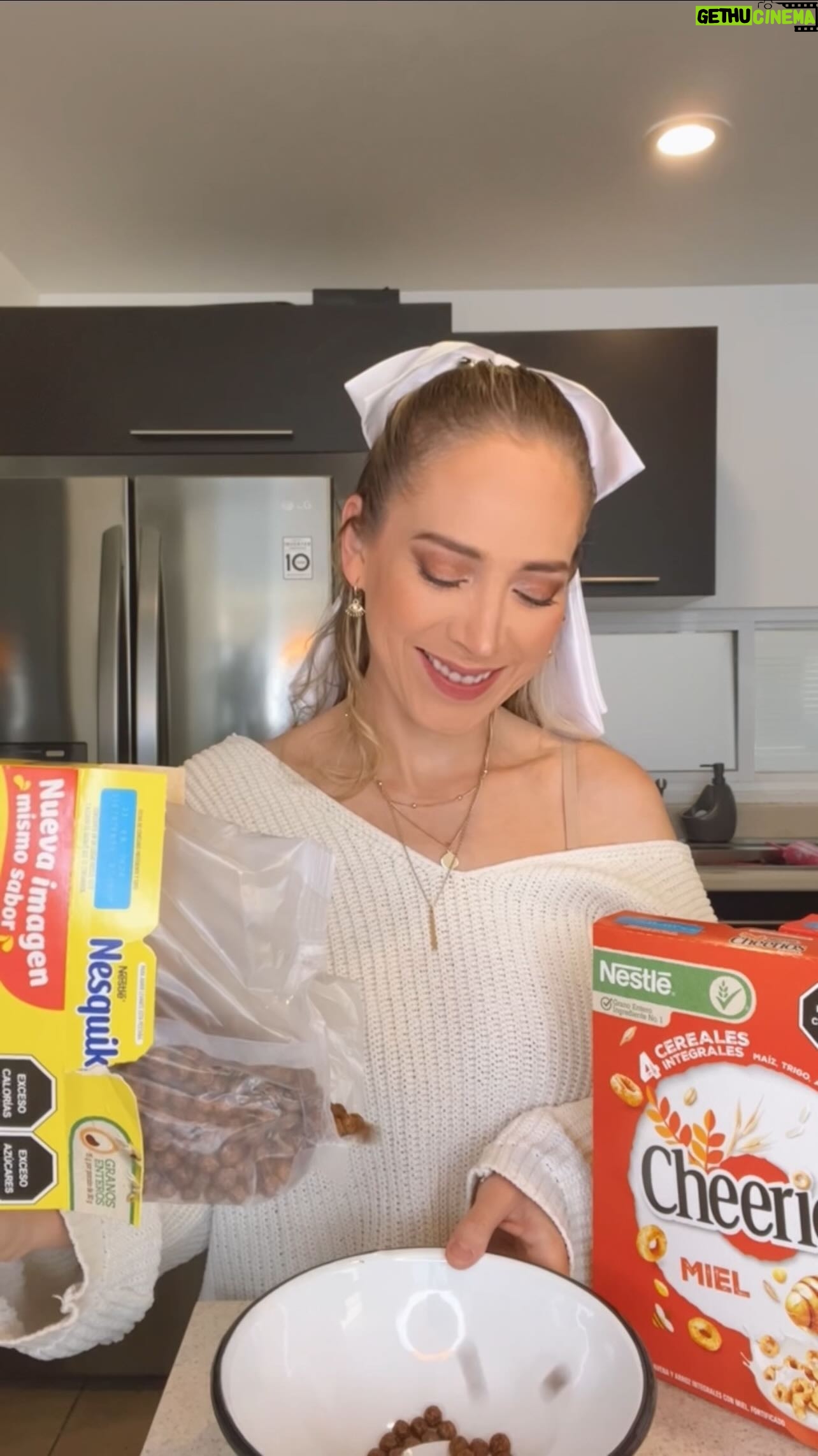 Naydelin Navarrete Instagram - Sabor y nostalgia que permanecen de generación en generación ✨🫰🏻🥣 #EligeCerealesNestlé #publicidad @cerealesnestlemx @nestlemx