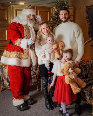 Naydelin Navarrete Instagram - Una Navidad muy especial! 
Esta navidad tenemos nuevo integrante!! 😍😍👶🏼
Les mandamos un abrazo fuerte fuerte!
FELIZ NAVIDAD A TODOS!🎄 Dlb siempre! 🙏🏻
Pd: amamos la ultima foto🥰

#merrychristmas #family #home 
📸 @cielomonikfotografia