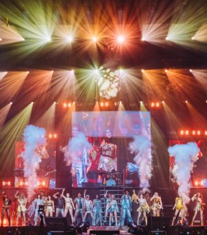 Naydelin Navarrete Instagram - Y arrancamos la gira de @2000sxsiempre !! 
GRACIAS por nuestro primer concierto sold out, lleno de amor, nostalgia y por permitirme volver a ser niña y cantar y corear con todos ustedes las canciones con las que crecimos! 
Nos vemos pronto en tu ciudad! 
➡️Next stop: Queretaro 

#pepsicenter #gira #conciertos #2000sxsiempre #soldout