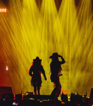 Naydelin Navarrete Instagram - Y arrancamos la gira de @2000sxsiempre !! 
GRACIAS por nuestro primer concierto sold out, lleno de amor, nostalgia y por permitirme volver a ser niña y cantar y corear con todos ustedes las canciones con las que crecimos! 
Nos vemos pronto en tu ciudad! 
➡️Next stop: Queretaro 

#pepsicenter #gira #conciertos #2000sxsiempre #soldout