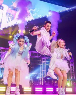 Naydelin Navarrete Instagram - Lo que comenzó como una fecha en la Arena cdmx se convirtió en 3 presentaciones (Mty, gdl) no habíamos siquiera hecho la primera y por el sould out se abrieron más lugares que por supuesto se volvieron a agotar. Fue tal la respuesta del público, que una semana antes de la fecha, nos anunciarían que “2000s x siempre” haría gira por toda la República en marzo del 2024…
 Todo esto sin antes subir al escenario, pero ese día... Ese 5 de agosto quedará en mi memoria por siempre! Aún estoy procesando lo qué pasó… fue más que mágico, más que ensordecedor, fuimos 20,000 niños cantando y bailando las canciones con las que crecimos y que marcaron una generación! 
Y por si fuera poco, por qué USTEDES lo pidieron, no será marzo del siguiente año, si no que iniciamos la gira este 12 de octubre en el Pepsi center!! 😱😱 Así que GRACIAS! Gracias por su amor! Por crecer con nosotros! Y por seguir aquí cerquita!❤️🫶🏻mi gratitud y cariño.. X SIEMPRE!

Fotatza 📸  @soy_alanhdez 

@2000sxsiempre @2000spoptour #concierto #arenacdmx #gira #octubre #2023 #amigosxsiempre #complicesalrescate #aventuraseneltiempo