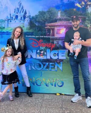 Naydelin Navarrete Instagram - No hay plan más Perfecto, que estar con ustedes!👨‍👩‍👧‍👦 ❄️🤍
#disneyonicemx #misamores #family #mylove #mybabys