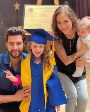Naydelin Navarrete Instagram - Y en un abrir y cerrar de ojos, nuestra bebe se gradúa del kínder para pasar a la primaria!😭 
Comenzó su 1er año en casa frente a un iPad en medio de una pandemia, y ahora verla graduarse en su escuelita, con todos sus compañeros y creciendo tan rápido, me llena de nostalgia y emoción, te amamos Isabella! Aquí estamos tus papis para apoyarte siempre en cada paso 👣 🎓🫶🏻
#graduación #preescolar #isabella #kinder #miniñagrande