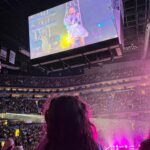 Naydelin Navarrete Instagram – Esta imagen me voló la cabeza!🤯
Estas imágenes representan mi vida entera! 
Si alguien me hubiera dicho cuando era niña, que un día iba a estar de nuevo en un escenario, cantando las mismas canciones que cantaba en ese momento, pero que ahora estaría ahí mi hija, con mi esposo cargando a nuestro bebé de meses viéndome! Pff jamás me lo hubiera imaginado… 
Son de esos regalitos de la vida que no esperas y que solo queda agradecer por lo bendecidos y afortunados que somos!
Gracias vida! Y gracias como siempre a mis papás que están infaltablemente en cada momento, mis hermanos❤️ mi familia y amigos que estuvieron ahí conmigo ese día, física y emocionalmente. 

📸gracias por estas bellas imágenes @tania_ibanez @danielaaedo @paocontrerasoficial 
#blessed #2000sxsiempre #2000spoptour #concierto #family #truelove #tribu @2000sxsiempre @2000spoptour