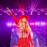 Naydelin Navarrete Instagram - Mi primer Arena! 🤩🔥💥 Una noche inexplicable! Un sold out que retumba en mi cabeza y en mi corazón! Que afortunada soy de seguir coleccionando grandes momentos arriba del escenario… Gracias a toda la generación que creció y sigue con nosotros! Gracias @boboproducciones @sonsalsco @ariborovoy @jackborovoy75 @charlietrejo___ @gabolojero @paodurazo @fabianchaveztv por creer y crear juntos esta magia! Nos vemos en las siguientes fechas! Esperemos en su ciudad! Gracias x Siempre! 📸 @soy_alanhdez #2000sxsiempre #naidelynnavarrete #naidelyn #concierto
