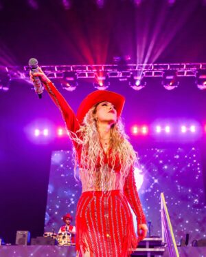 Naydelin Navarrete Instagram - Mi primer Arena! 🤩🔥💥 Una noche inexplicable! 
Un sold out que retumba en mi cabeza y en mi corazón!
Que afortunada soy de seguir coleccionando grandes momentos arriba del escenario… 
Gracias a toda la generación que creció y sigue con nosotros! Gracias @boboproducciones @sonsalsco @ariborovoy @jackborovoy75 @charlietrejo___ @gabolojero @paodurazo @fabianchaveztv por creer y crear juntos esta magia! 
Nos vemos en las siguientes fechas! Esperemos en su ciudad! Gracias x Siempre!

📸 @soy_alanhdez 
#2000sxsiempre #naidelynnavarrete #naidelyn #concierto