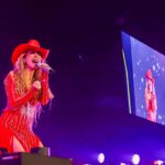 Naydelin Navarrete Instagram - Mi primer Arena! 🤩🔥💥 Una noche inexplicable! Un sold out que retumba en mi cabeza y en mi corazón! Que afortunada soy de seguir coleccionando grandes momentos arriba del escenario… Gracias a toda la generación que creció y sigue con nosotros! Gracias @boboproducciones @sonsalsco @ariborovoy @jackborovoy75 @charlietrejo___ @gabolojero @paodurazo @fabianchaveztv por creer y crear juntos esta magia! Nos vemos en las siguientes fechas! Esperemos en su ciudad! Gracias x Siempre! 📸 @soy_alanhdez #2000sxsiempre #naidelynnavarrete #naidelyn #concierto
