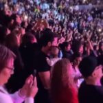 Naydelin Navarrete Instagram – Esta imagen me voló la cabeza!🤯
Estas imágenes representan mi vida entera! 
Si alguien me hubiera dicho cuando era niña, que un día iba a estar de nuevo en un escenario, cantando las mismas canciones que cantaba en ese momento, pero que ahora estaría ahí mi hija, con mi esposo cargando a nuestro bebé de meses viéndome! Pff jamás me lo hubiera imaginado… 
Son de esos regalitos de la vida que no esperas y que solo queda agradecer por lo bendecidos y afortunados que somos!
Gracias vida! Y gracias como siempre a mis papás que están infaltablemente en cada momento, mis hermanos❤️ mi familia y amigos que estuvieron ahí conmigo ese día, física y emocionalmente. 

📸gracias por estas bellas imágenes @tania_ibanez @danielaaedo @paocontrerasoficial 
#blessed #2000sxsiempre #2000spoptour #concierto #family #truelove #tribu @2000sxsiempre @2000spoptour