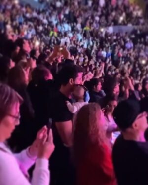 Naydelin Navarrete Instagram - Esta imagen me voló la cabeza!🤯
Estas imágenes representan mi vida entera! 
Si alguien me hubiera dicho cuando era niña, que un día iba a estar de nuevo en un escenario, cantando las mismas canciones que cantaba en ese momento, pero que ahora estaría ahí mi hija, con mi esposo cargando a nuestro bebé de meses viéndome! Pff jamás me lo hubiera imaginado… 
Son de esos regalitos de la vida que no esperas y que solo queda agradecer por lo bendecidos y afortunados que somos!
Gracias vida! Y gracias como siempre a mis papás que están infaltablemente en cada momento, mis hermanos❤️ mi familia y amigos que estuvieron ahí conmigo ese día, física y emocionalmente. 

📸gracias por estas bellas imágenes @tania_ibanez @danielaaedo @paocontrerasoficial 
#blessed #2000sxsiempre #2000spoptour #concierto #family #truelove #tribu @2000sxsiempre @2000spoptour