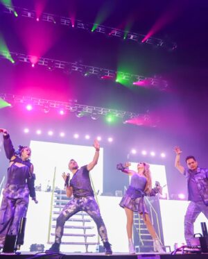 Naydelin Navarrete Instagram - Mi primer Arena! 🤩🔥💥 Una noche inexplicable! 
Un sold out que retumba en mi cabeza y en mi corazón!
Que afortunada soy de seguir coleccionando grandes momentos arriba del escenario… 
Gracias a toda la generación que creció y sigue con nosotros! Gracias @boboproducciones @sonsalsco @ariborovoy @jackborovoy75 @charlietrejo___ @gabolojero @paodurazo @fabianchaveztv por creer y crear juntos esta magia! 
Nos vemos en las siguientes fechas! Esperemos en su ciudad! Gracias x Siempre!

📸 @soy_alanhdez 
#2000sxsiempre #naidelynnavarrete #naidelyn #concierto