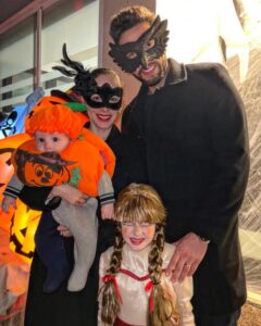 Naydelin Navarrete Instagram - trick or treat? 👻🎃🕯 Por favor díganme q opinan de la ultima foto? #happyhalloween #anabelle #pumpkin #family