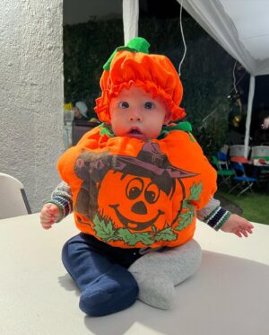 Naydelin Navarrete Instagram - trick or treat? 👻🎃🕯 
Por favor díganme q opinan de la ultima foto?
#happyhalloween #anabelle #pumpkin #family