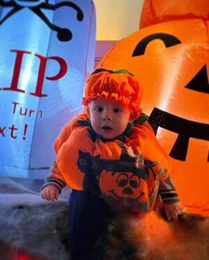 Naydelin Navarrete Instagram - trick or treat? 👻🎃🕯 
Por favor díganme q opinan de la ultima foto?
#happyhalloween #anabelle #pumpkin #family