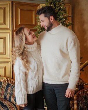 Naydelin Navarrete Instagram - Una Navidad muy especial! 
Esta navidad tenemos nuevo integrante!! 😍😍👶🏼
Les mandamos un abrazo fuerte fuerte!
FELIZ NAVIDAD A TODOS!🎄 Dlb siempre! 🙏🏻
Pd: amamos la ultima foto🥰

#merrychristmas #family #home 
📸 @cielomonikfotografia