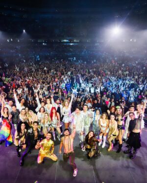 Naydelin Navarrete Instagram - Mi primer Arena! 🤩🔥💥 Una noche inexplicable! 
Un sold out que retumba en mi cabeza y en mi corazón!
Que afortunada soy de seguir coleccionando grandes momentos arriba del escenario… 
Gracias a toda la generación que creció y sigue con nosotros! Gracias @boboproducciones @sonsalsco @ariborovoy @jackborovoy75 @charlietrejo___ @gabolojero @paodurazo @fabianchaveztv por creer y crear juntos esta magia! 
Nos vemos en las siguientes fechas! Esperemos en su ciudad! Gracias x Siempre!

📸 @soy_alanhdez 
#2000sxsiempre #naidelynnavarrete #naidelyn #concierto