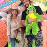 Naydelin Navarrete Instagram - Asi festejamos por adelantado el primer añito de nuestro bebe! #LeonardoDavid 👶🏼🦖 Gracias a los que nos acompañaron! Fue muy especial y divertido! Gracias al mejor equipo! 🎂 @dulcesilusionesmx 🎈 @gocreating 🥘 @karys_gourmand 🍭 @munchies.punchies 🏰🎡 @ludoimagic