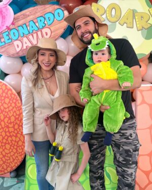 Naydelin Navarrete Instagram - Asi festejamos por adelantado el primer añito de nuestro bebe! #LeonardoDavid 👶🏼🦖 
Gracias a los que nos acompañaron! Fue muy especial y divertido! 

Gracias al mejor equipo! 
🎂 @dulcesilusionesmx 
🎈 @gocreating 
🥘 @karys_gourmand 
🍭 @munchies.punchies 
🏰🎡 @ludoimagic