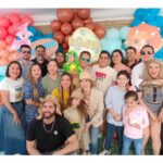 Naydelin Navarrete Instagram - Asi festejamos por adelantado el primer añito de nuestro bebe! #LeonardoDavid 👶🏼🦖 Gracias a los que nos acompañaron! Fue muy especial y divertido! Gracias al mejor equipo! 🎂 @dulcesilusionesmx 🎈 @gocreating 🥘 @karys_gourmand 🍭 @munchies.punchies 🏰🎡 @ludoimagic