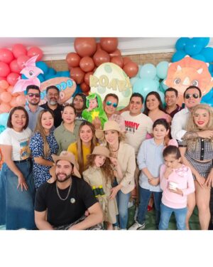 Naydelin Navarrete Instagram - Asi festejamos por adelantado el primer añito de nuestro bebe! #LeonardoDavid 👶🏼🦖 
Gracias a los que nos acompañaron! Fue muy especial y divertido! 

Gracias al mejor equipo! 
🎂 @dulcesilusionesmx 
🎈 @gocreating 
🥘 @karys_gourmand 
🍭 @munchies.punchies 
🏰🎡 @ludoimagic
