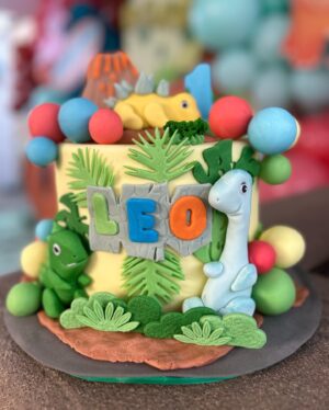 Naydelin Navarrete Instagram - Asi festejamos por adelantado el primer añito de nuestro bebe! #LeonardoDavid 👶🏼🦖 
Gracias a los que nos acompañaron! Fue muy especial y divertido! 

Gracias al mejor equipo! 
🎂 @dulcesilusionesmx 
🎈 @gocreating 
🥘 @karys_gourmand 
🍭 @munchies.punchies 
🏰🎡 @ludoimagic