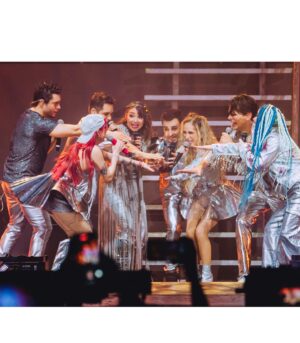 Naydelin Navarrete Instagram - Y arrancamos la gira de @2000sxsiempre !! 
GRACIAS por nuestro primer concierto sold out, lleno de amor, nostalgia y por permitirme volver a ser niña y cantar y corear con todos ustedes las canciones con las que crecimos! 
Nos vemos pronto en tu ciudad! 
➡️Next stop: Queretaro 

#pepsicenter #gira #conciertos #2000sxsiempre #soldout